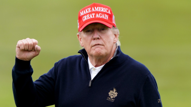 mesajul-scris-de-protestatari-pe-terenul-de-gol-al-lui-trump