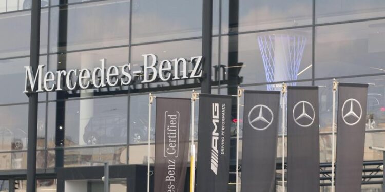 foto-dupa-alb,-rosu-si-galben,-mercedes-introduce-o-noua-culoare-la-luminile-masinilor-–-hotnews.ro