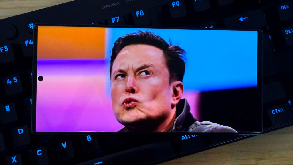 chatbot-ul-lui-elon-musk-afirma-ca-trump-are-sanse-mari-sa-fie-agent-kgb-rus