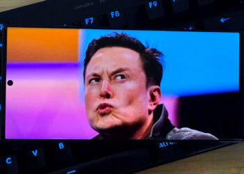 chatbot-ul-lui-elon-musk-afirma-ca-trump-are-sanse-mari-sa-fie-agent-kgb-rus