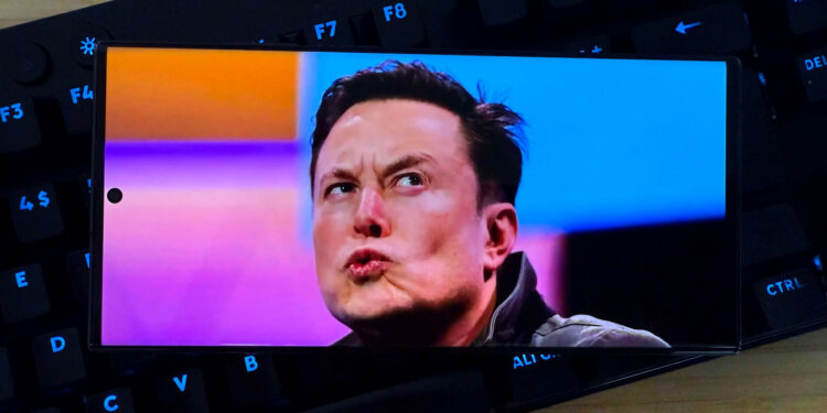 chatbot-ul-lui-elon-musk-afirma-ca-trump-are-sanse-mari-sa-fie-agent-kgb-rus