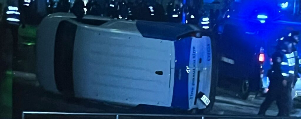 masina-postului-tv-digi-24,-rasturnata-de-manifestantii-adunati-in-centrul-vechi,-la-sediul-bec