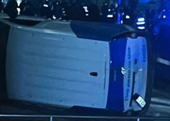 masina-postului-tv-digi-24,-rasturnata-de-manifestantii-adunati-in-centrul-vechi,-la-sediul-bec