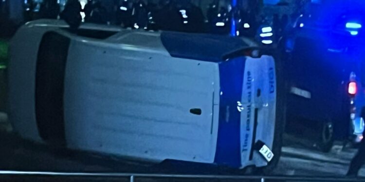 masina-postului-tv-digi-24,-rasturnata-de-manifestantii-adunati-in-centrul-vechi,-la-sediul-bec