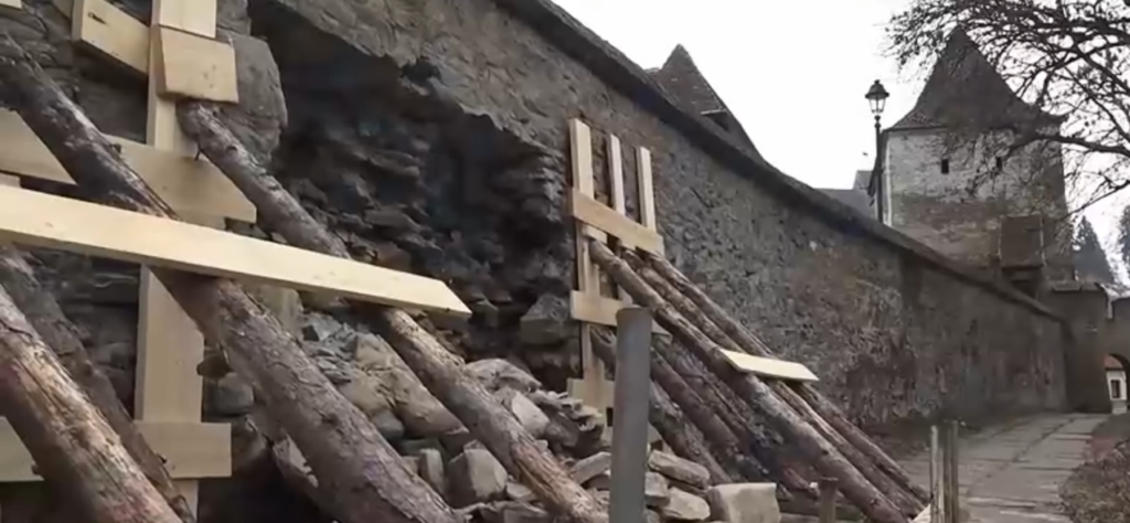 zidul-cetatii-sighisoara-s-a-surpat:-restaurarea-completa,-un-proces-de-lunga-durata