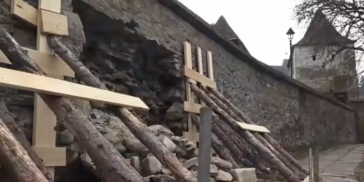 zidul-cetatii-sighisoara-s-a-surpat:-restaurarea-completa,-un-proces-de-lunga-durata