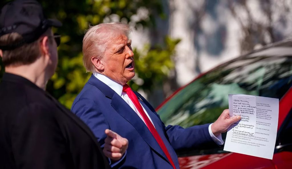 donald-trump,-prins-cu-fituici-scrise-chiar-de-mana-lui-in-timpul-teleshoppingului-pentru-tesla