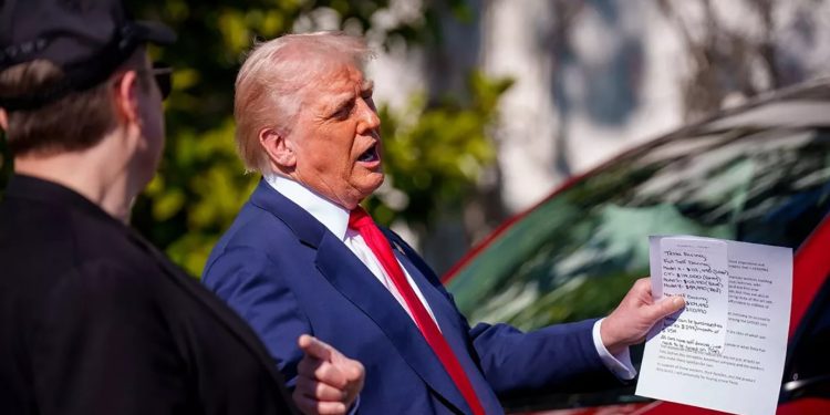 donald-trump,-prins-cu-fituici-scrise-chiar-de-mana-lui-in-timpul-teleshoppingului-pentru-tesla