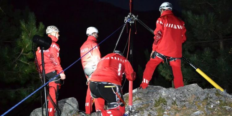 doi-ucraineni,-salvati-din-muntii-maramuresului-in-conditii-de-furtuna-puternica-–-hotnews.ro