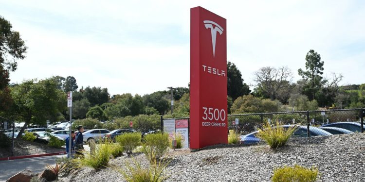 tesla-avertizeaza-ca-ar-avea-de-suferit-ca-urmare-a-razboiului-taxelor-vamale