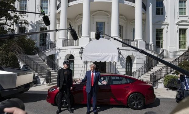 londra-a-fost-impanzita-de-reclame-false-la-tesla-cu-musk-si-trump.