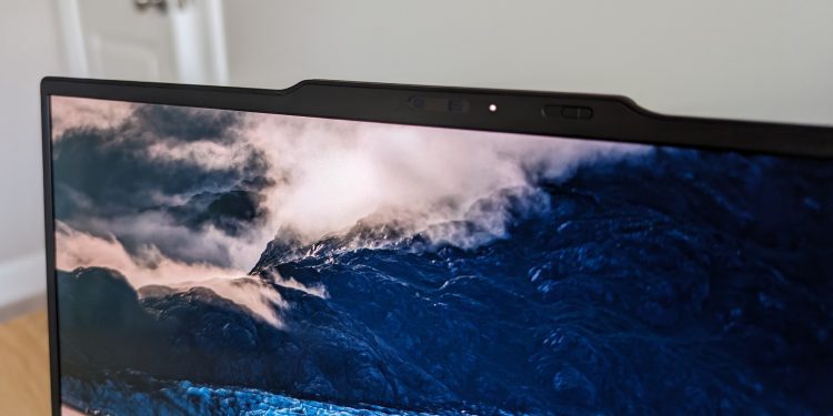 de-ce-trebuie-sa-acoperi-camera-laptopului-intotdeauna.-sfaturile-specialistilor