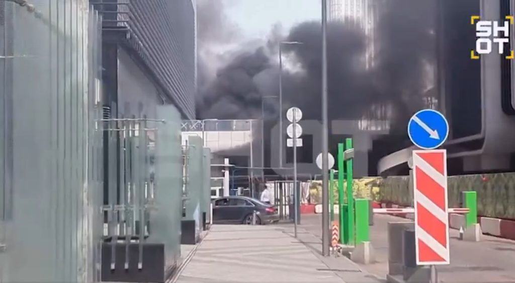 video-o-masina-a-luat-foc-dupa-o-explozie-puternica,-in-parcarea-unui-mall-din-moscova-–-hotnews.ro