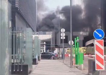 video-o-masina-a-luat-foc-dupa-o-explozie-puternica,-in-parcarea-unui-mall-din-moscova-–-hotnews.ro