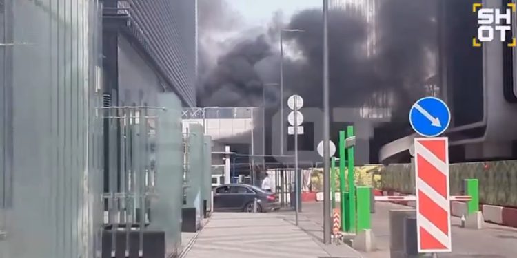 video-o-masina-a-luat-foc-dupa-o-explozie-puternica,-in-parcarea-unui-mall-din-moscova-–-hotnews.ro