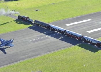 cel-mai-infricosator-aeroport-din-lume?-pilotii-evita-trenuri-care-traverseaza-pista