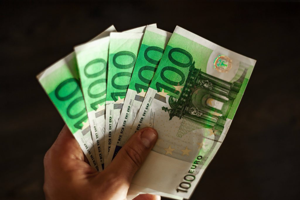 omul-platit-cu-20000-de-euro-net-pe-luna-si-care-se-victimizeaza-–-hotnews.ro