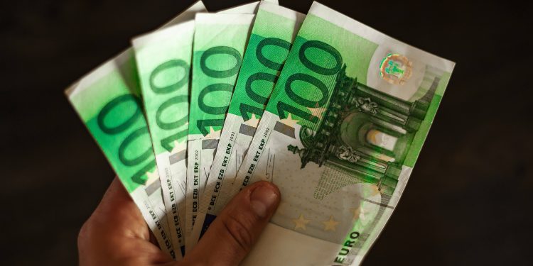 omul-platit-cu-20000-de-euro-net-pe-luna-si-care-se-victimizeaza-–-hotnews.ro