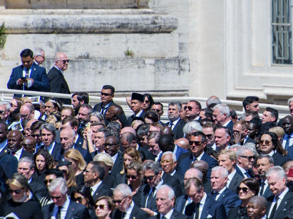 marcel-ciolacu,-dupa-inmormantarea-papei-francisc:-ne-am-luat-ramas-bun-de-la-un-lider-–-hotnews.ro