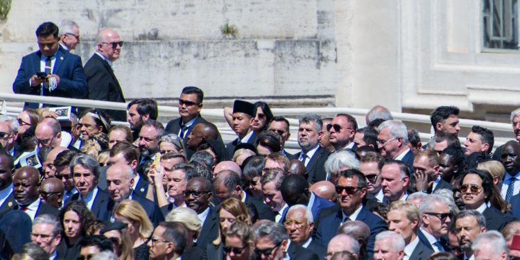 marcel-ciolacu,-dupa-inmormantarea-papei-francisc:-ne-am-luat-ramas-bun-de-la-un-lider-–-hotnews.ro