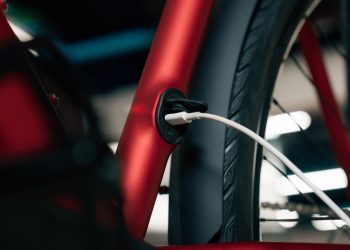 a-aparut-prima-bicicleta-electrica-care-se-incarca-la-usb-c