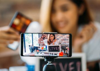 ce-este-live-shopping-si-de-ce-ar-putea-deveni-noua-nebunie-a-cumparaturilor-online