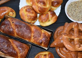 la-ce-preturi-se-vand-cozonacii-preparati-de-vedetele-de-televiziune:-platile-se-fac-in-avans