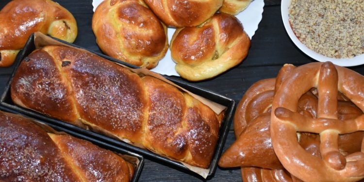 la-ce-preturi-se-vand-cozonacii-preparati-de-vedetele-de-televiziune:-platile-se-fac-in-avans