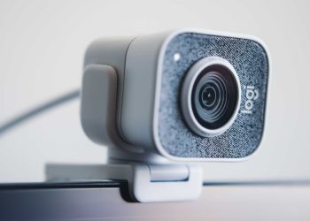 cum-afli-ce-aplicatii-iti-acceseaza-camera-sau-microfonul-in-windows-11