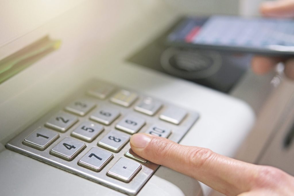 taxa-pe-fiecare-plata-cu-cardul-ar-putea-incuraja-economia-subterana.-ce-spun-specialistii