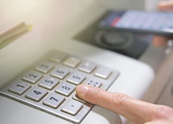 taxa-pe-fiecare-plata-cu-cardul-ar-putea-incuraja-economia-subterana.-ce-spun-specialistii