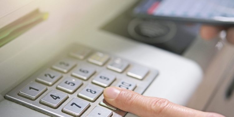 taxa-pe-fiecare-plata-cu-cardul-ar-putea-incuraja-economia-subterana.-ce-spun-specialistii