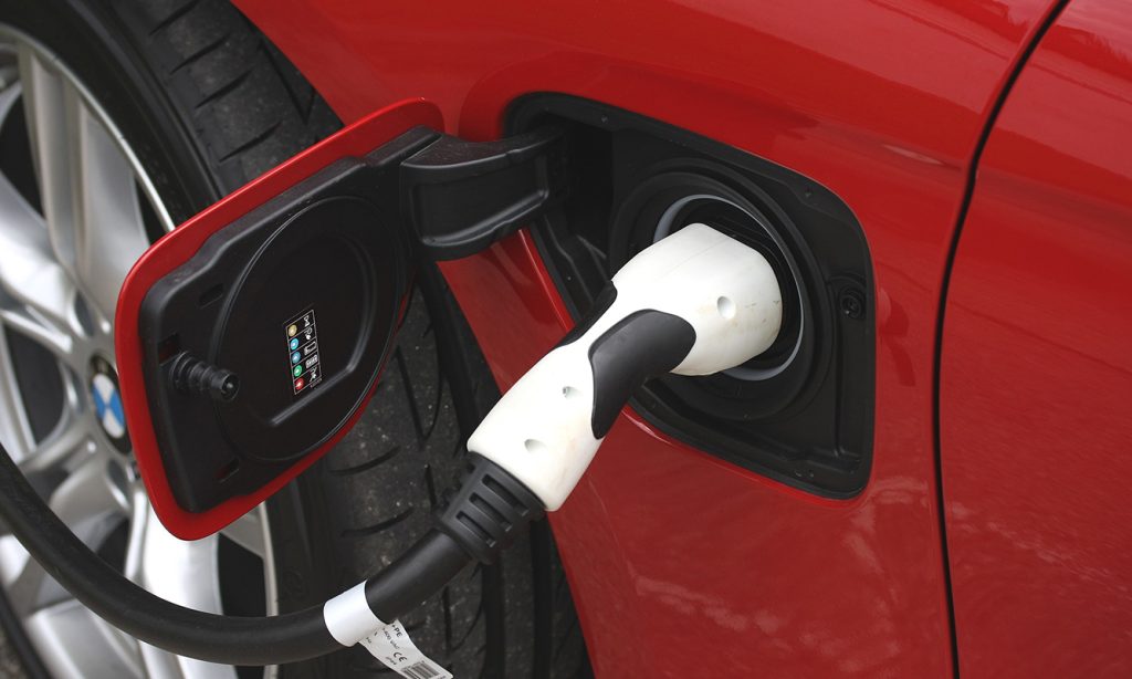 adio-opriri-dese-la-priza:-vine-masina-electrica-ce-merge-cu-peste-4.800-km-fara-pauza