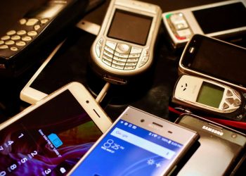 unde-poti-recicla-un-telefon-mobil-vechi-si-de-ce-e-mai-valoros-decat-crezi
