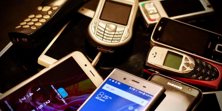 unde-poti-recicla-un-telefon-mobil-vechi-si-de-ce-e-mai-valoros-decat-crezi
