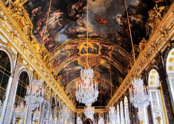 statui-vorbitoare-la-palatul-versailles,-cu-ajutorul-inteligentei-artificiale-–-hotnews.ro