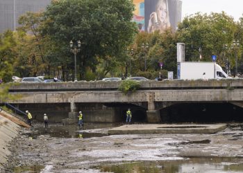 planseul-unirii:-dambovita,-deviata-prin-tevi-de-2-metri