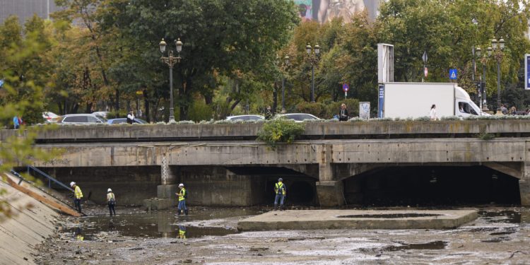 planseul-unirii:-dambovita,-deviata-prin-tevi-de-2-metri