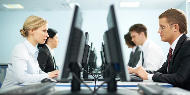 criza-din-it-ul-romanesc:-concedieri-masive,-dar-si-proiecte-inghetate-in-2025