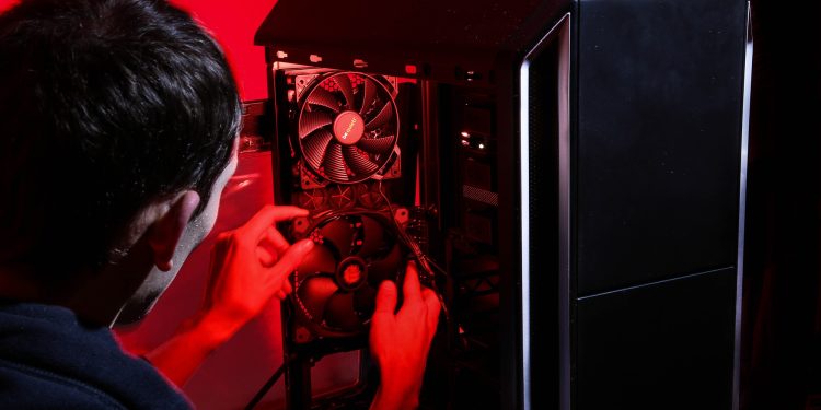 greseli-frecvente-pe-care-le-fac-incepatorii-cand-isi-construiesc-primul-pc.-la-ce-sa-fii-atent