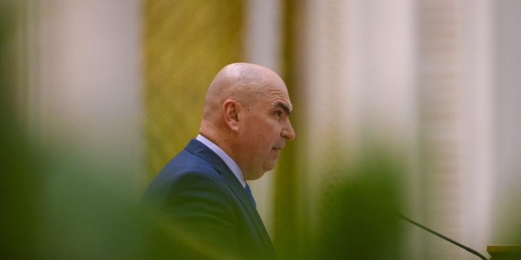 bolojan-anunta-doua-milioane-de-contributori-noi-la-sanatate-si-plafonarea-salariilor-la-stat