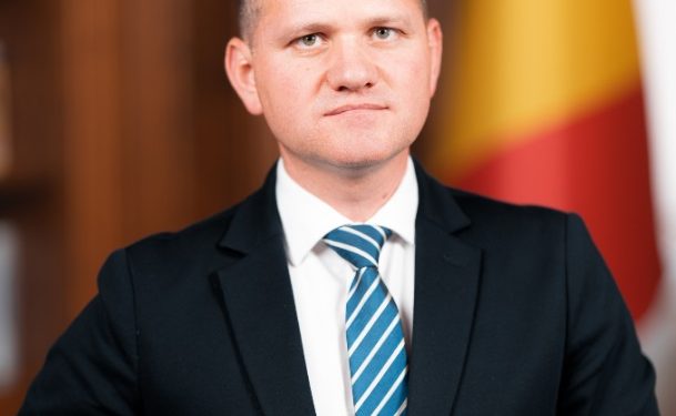 aur:-guvernarea-vrea-sa-dea-pe-tava-resursele-romaniei.-primul-pas:-grafitul-romanesc
