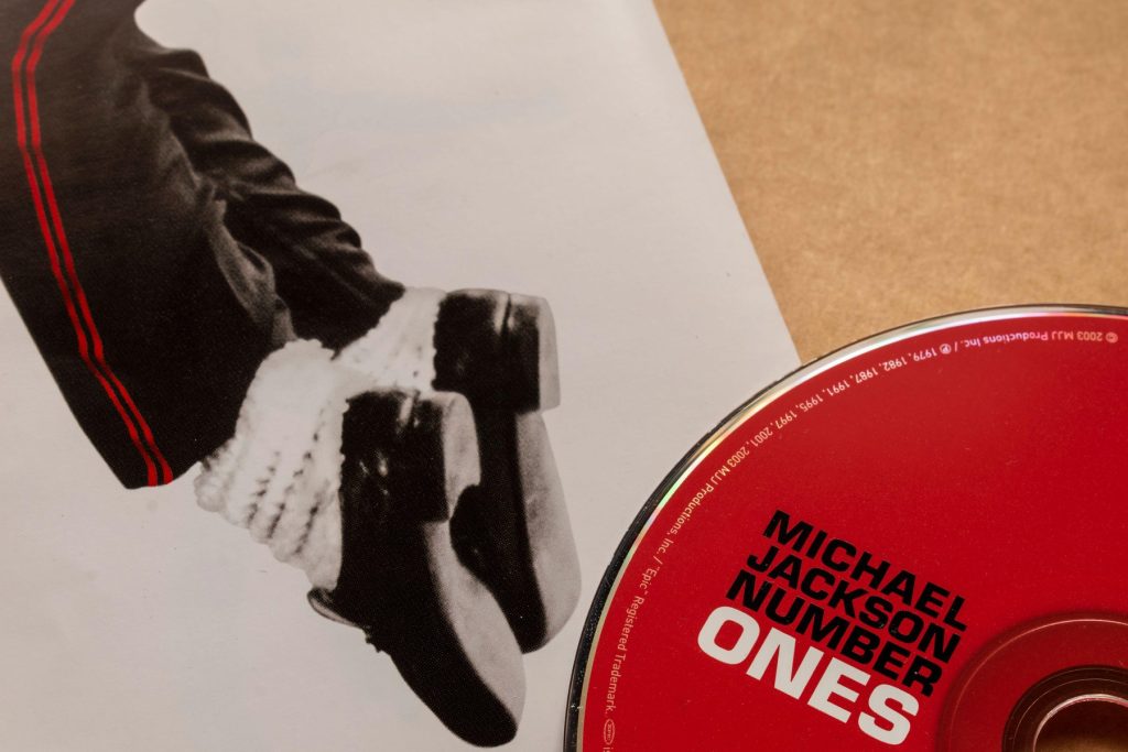 foto-soseta-legendara-purtata-de-michael-jackson-a-fost-vanduta-cu-mii-de-euro-–-hotnews.ro