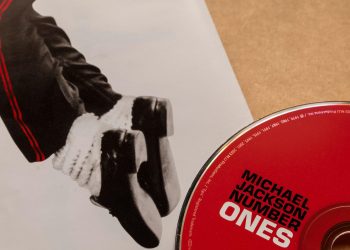 foto-soseta-legendara-purtata-de-michael-jackson-a-fost-vanduta-cu-mii-de-euro-–-hotnews.ro