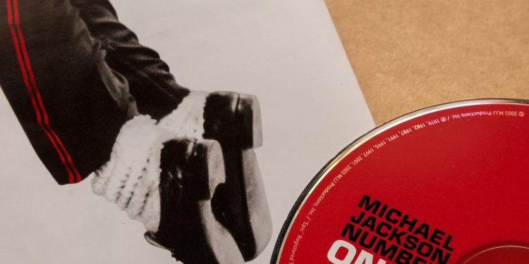 foto-soseta-legendara-purtata-de-michael-jackson-a-fost-vanduta-cu-mii-de-euro-–-hotnews.ro