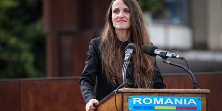 oana-toiu-a-participat-la-ceremonia-de-comemorare-a-victimelor-holocaustului-impotriva-romilor