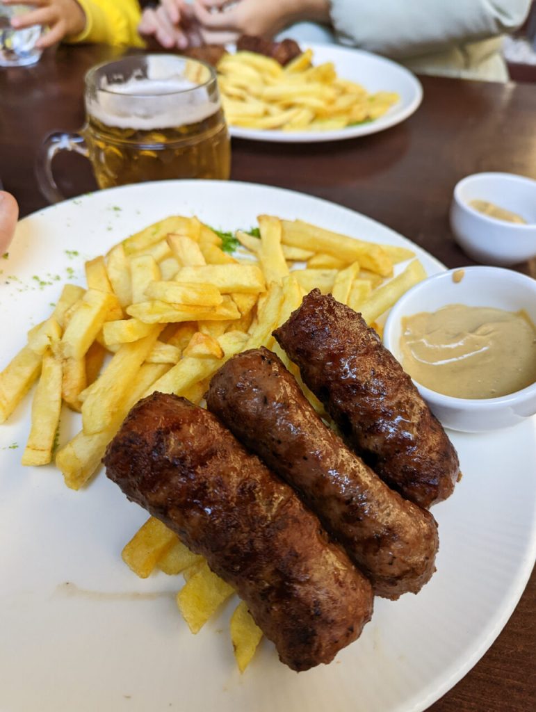 incepand-de-maine-(1-august-2025),-iesirile-la-restaurant-vor-deveni-mai-scumpe