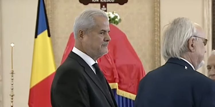 fostul-premier-adrian-nastase-a-ajuns-la-catafalcul-lui-ion-iliescu
