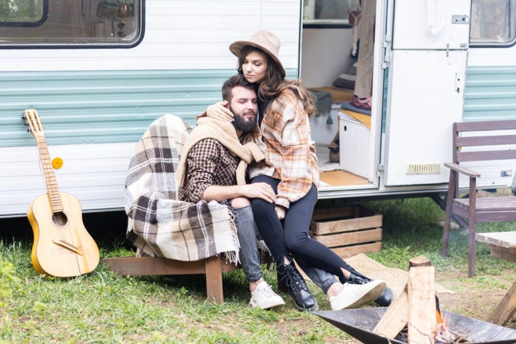 cum-reusesc-doi-tineri-sa-traiasca-cu-doar-8-lire-pe-zi,-intr-o-rulota