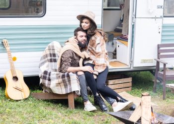 cum-reusesc-doi-tineri-sa-traiasca-cu-doar-8-lire-pe-zi,-intr-o-rulota